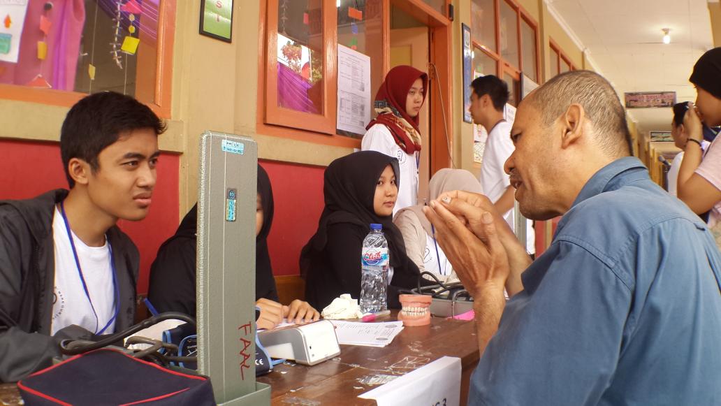 Pak nandang sedang menceritakan kronologis kesakitannyaah!!! #UNJANIMENGABDI14