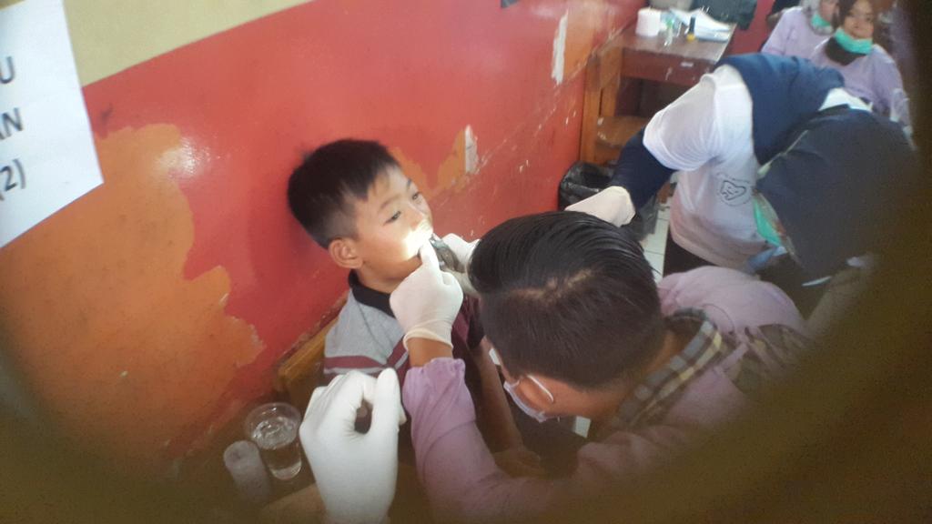 Ilham lagi di cabut gigi nih sama akang koas yang super kecee :) #UNJANIMENGABDI14