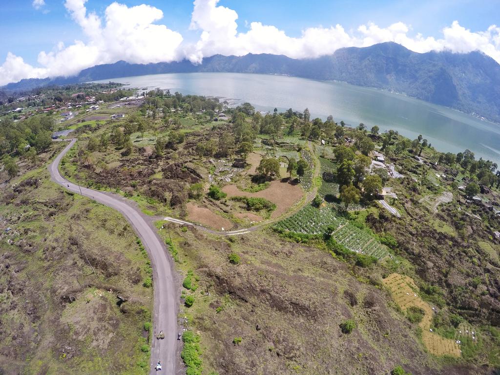 IndoInYourHand's tweet photo. Aerial view di Bangli, Danau Batur dan Gunung Abang terlihat cerah #BaliInYourHand https://t.co/aODcU5p1d1