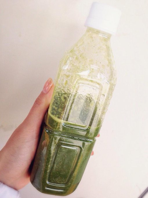 今日も糖質に気をつけて 小松菜、グレープフルーツ、みかんのスムージー♬ やっぱり、小松菜ピリ辛い(&deg;_&deg;)笑 そして、ミキサーの調子悪い（ ;  ; ）涙 http://t.co/rrFc7nXUc6