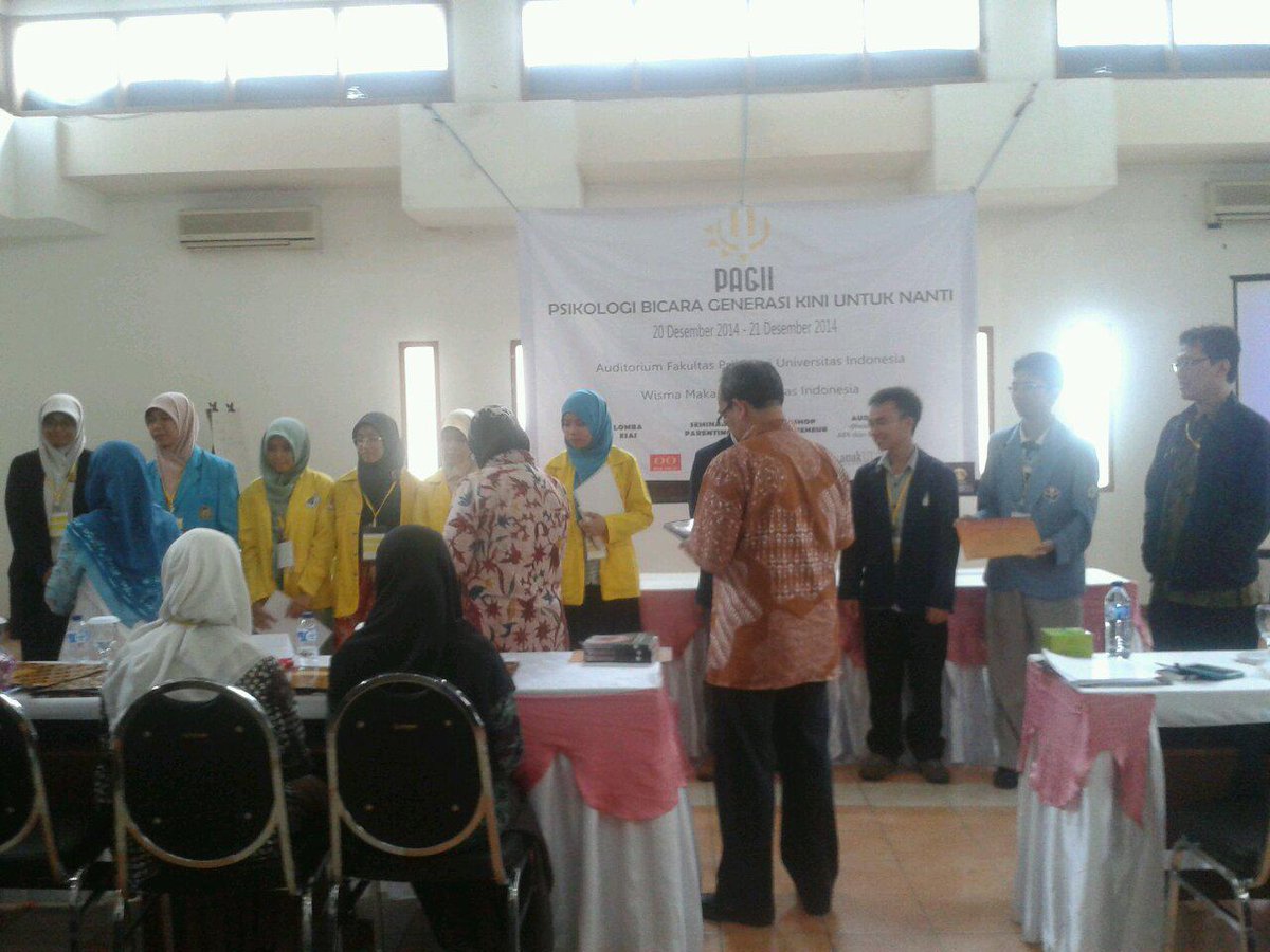 pagii2014's tweet photo. Saat ini sdg diberikan sertifikat kpd peserta beserta buku yg berisi karya mereka "Segenggam Benih Psikologi Islam" http://t.co/Zsa3rZVNw4