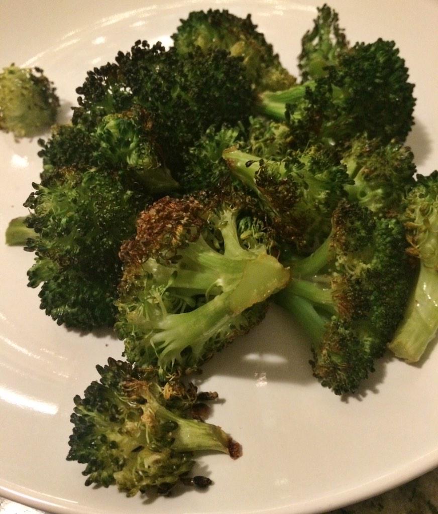 FitMotivationnn's tweet photo. That baked broccoli tho 🍴 @MarissaLace http://t.co/jXiESWv0KP