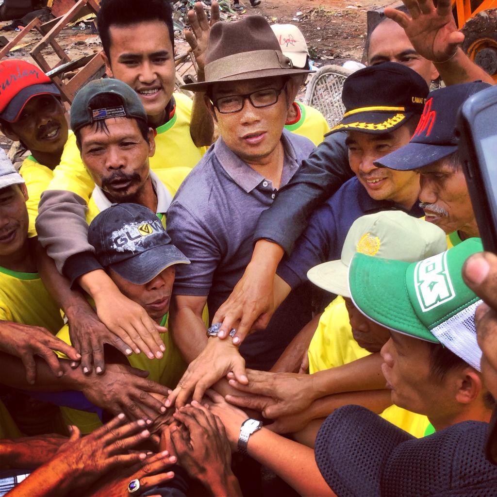 menyemangati dengan hom pim pah para bapak2 relawan bencana bandung timur.