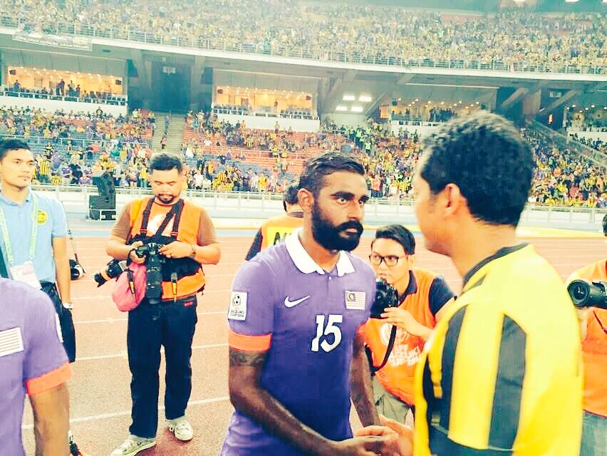penang20's tweet photo. - PPUMOnline: .Khairykj bersama wira-wira #HarimauMalaya selepas perlawanan akhir #AFFSuzukiCup di SNBJ. http://t.co/3mxMhdG8Gs ..........