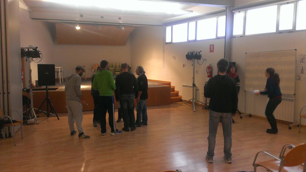 teatrocyl's tweet photo. Último dia con Carles, ha sido una pasadaaaa. #Diversión #improvisación #teatroentwitter  #finaldecurso http://t.co/dfpFwaexPD