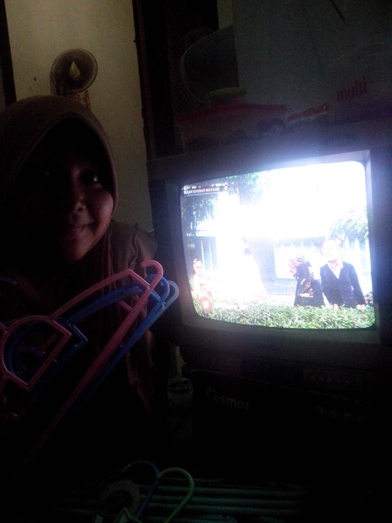 Hahaay lipetin jemuran sambil nonton Bukan Sekedar Wayang :-D #NETMILIUNER_2 @BSWayang_NET @BSW_cuka