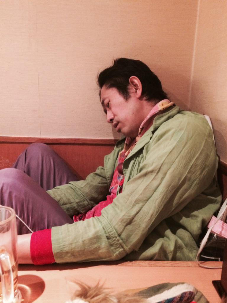 だいたい いつも 寝てますわ 最近。(「ピート七福セクステット」リハ後の打ち上げの光景) だいたい いつも 寝てますわ 最近。(「ピート七福セクステット」リハ後の打ち上げの光景)