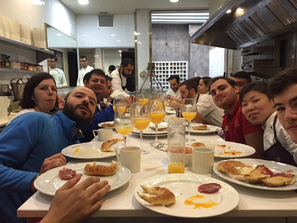RafaCalvoCordo's tweet photo. #romaneeteam #coqueteam os desean feliz Navidad http://t.co/FHhwABSz50
