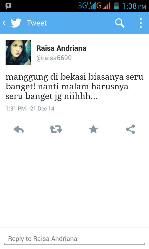 Verdika90's tweet photo. Emang sehati gw sama dia... Gw lgy di bekasi dia manggung dibekasi... Tumben ga mnta anterinnn #akibat kepanasan http://t.co/yyQJvN9ffu