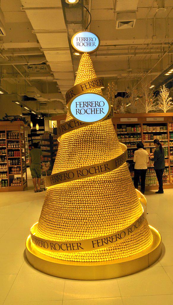 ordimantw's tweet photo. ต้นคริสต์มาส Ferrero Rocher ปีนี้อยู่ในเอ็มโพเรียม ทองกันให้สุด ซุปเปอร์ก็ทอง orz http://t.co/WhJTFLKbuY