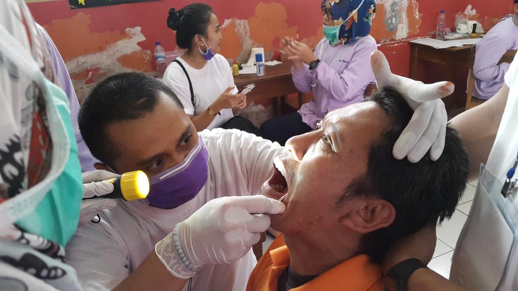 Pak Rudi lagi di cabut gigi sama drg.herry tenang pak :D #UNJANIMENGABDI14