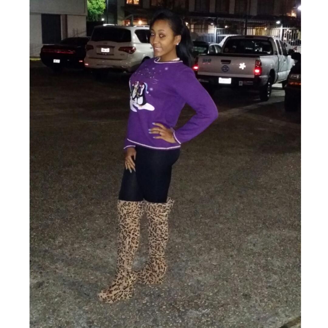 TheRealBrandi_H's tweet photo. Sitting on My Throne I Can Still See You Hating ##FreeWizzle. #DaddyMissingHisBaby😘😘 #cantgetenough. http://t.co/9BhPFWetQQ