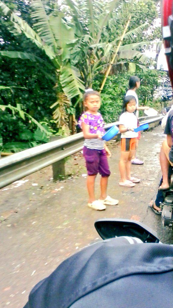 infobandung's tweet photo. pak:( @ridwankamil RT @asepmuhidin277: beberapa anak2 korban banjir baleendah mengharap bantuan di pinggir jalan http://t.co/Jf2snxEIMk