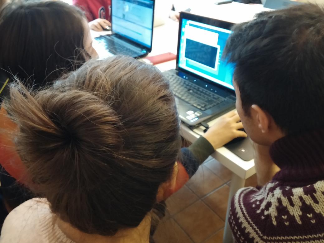 FuturistOgr's tweet image. Kadikoy Nar Atolyede #CoderdojoTurkiye ile cocuklar ozgurce kodlama ogreniyor @narkendinol @STAGECoPlatform #egt
