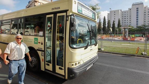 ideal_granada's tweet photo. 18 pueblos perderán sus buses si no pagan sus deudas. Es el tema de la semana en #Granada: http://t.co/NjlfJgnA2s http://t.co/9JFz4SISN6