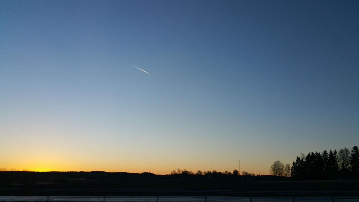 flightradar24's tweet image. Today is winter solstice in Northern Hemisphere. Sun hardly reaches above horizon in Northern Scandinvia