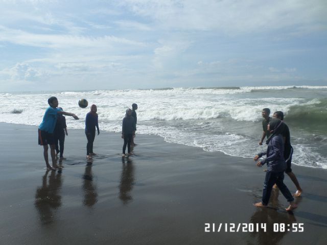 uor_unsoed's tweet photo. wih cabang voli abis ngadain training camp 2 nya nih jalan jalan ke pantai suwuk, seru banget nyesel yang gak ikut :3 http://t.co/lv6CszpBGe