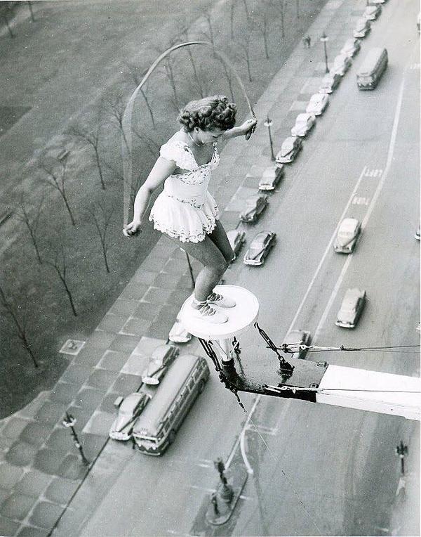 HistoryFoto's tweet photo. Опасный трюк со скакалкой. США, 40-е. http://t.co/PxalnJgdGn