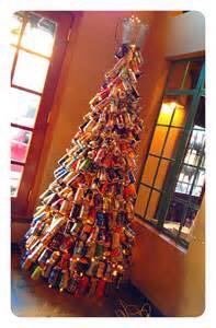 Елка из пивных бутылок. Елка из пивных банок. Елка из пивных банок. Елка из банок кока колы. Елка из алюминиевых банок.