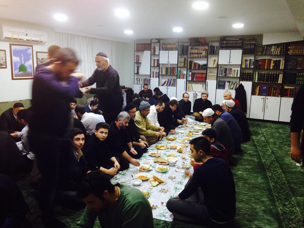 Merhum hocamız muhyettin hocanın vefat yıldönümü bu gece.Mescid ve kütüphanemizde yemeğini veriyoruz.Dostlarla.