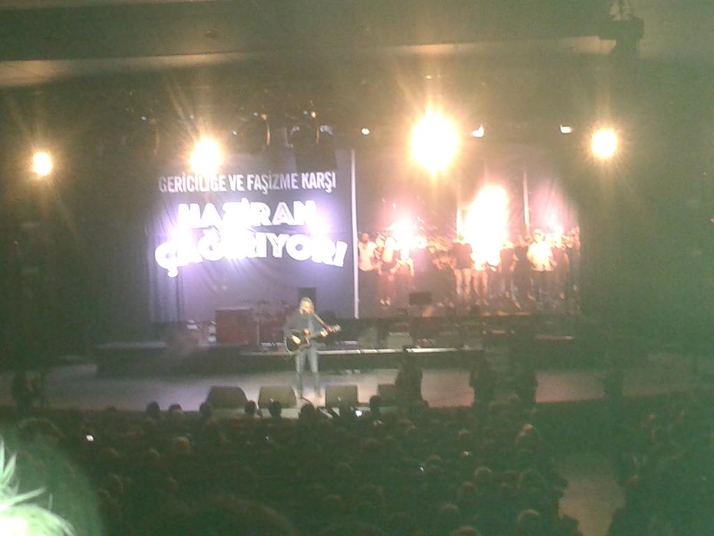 Nejat Yavaşoğulları sahnede.