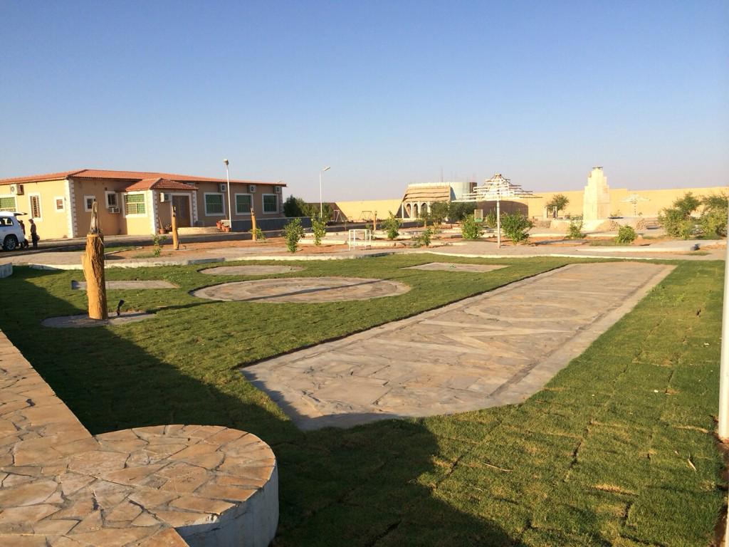 👆👆 ومجالس وطول المجلس الواحد    20 × 10 ومسوره بالكامل بسور رسمي ارتفاعه 4 متر