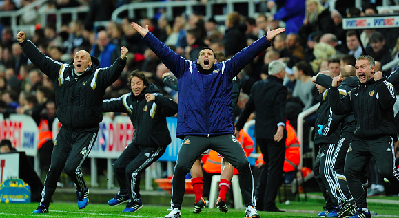 Comissão técnica do Sunderland comemorando o gol de Adam Johnson, ao centro, Gus Poyet, treinador do Sunderland