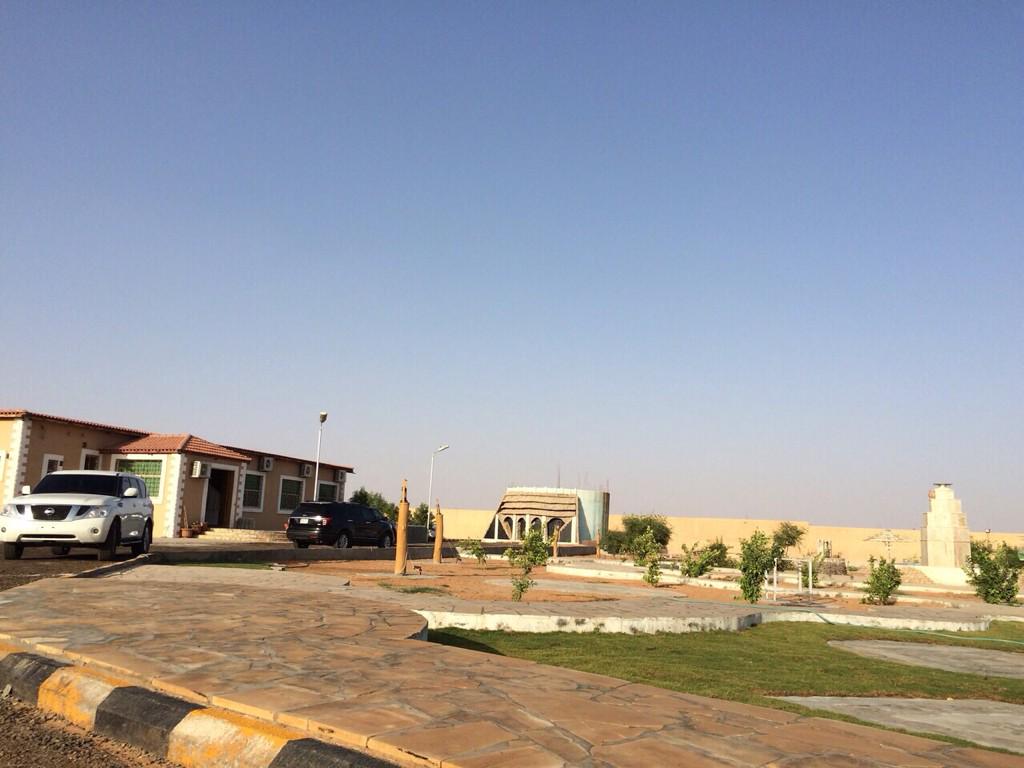 ومجالس وطول المجلس الواحد    20 × 10 ومسوره بالكامل بسور رسمي ارتفاعه 4 متر