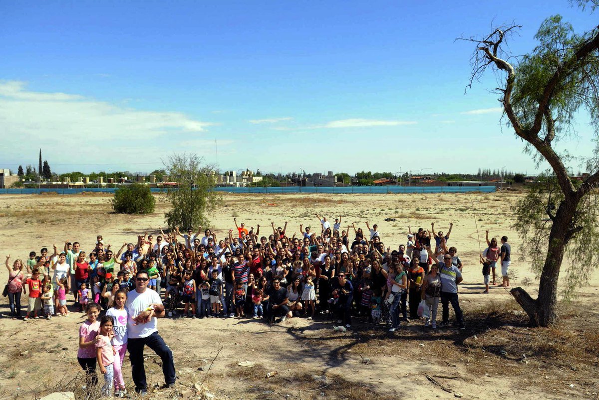 UVUyE's tweet photo. "@LosAndesDiario: Pelearon años por su terreno y la historia tuvo ayer final feliz http://t.co/JTlCAKt59x http://t.co/wbCbJOVfrz" #spunc