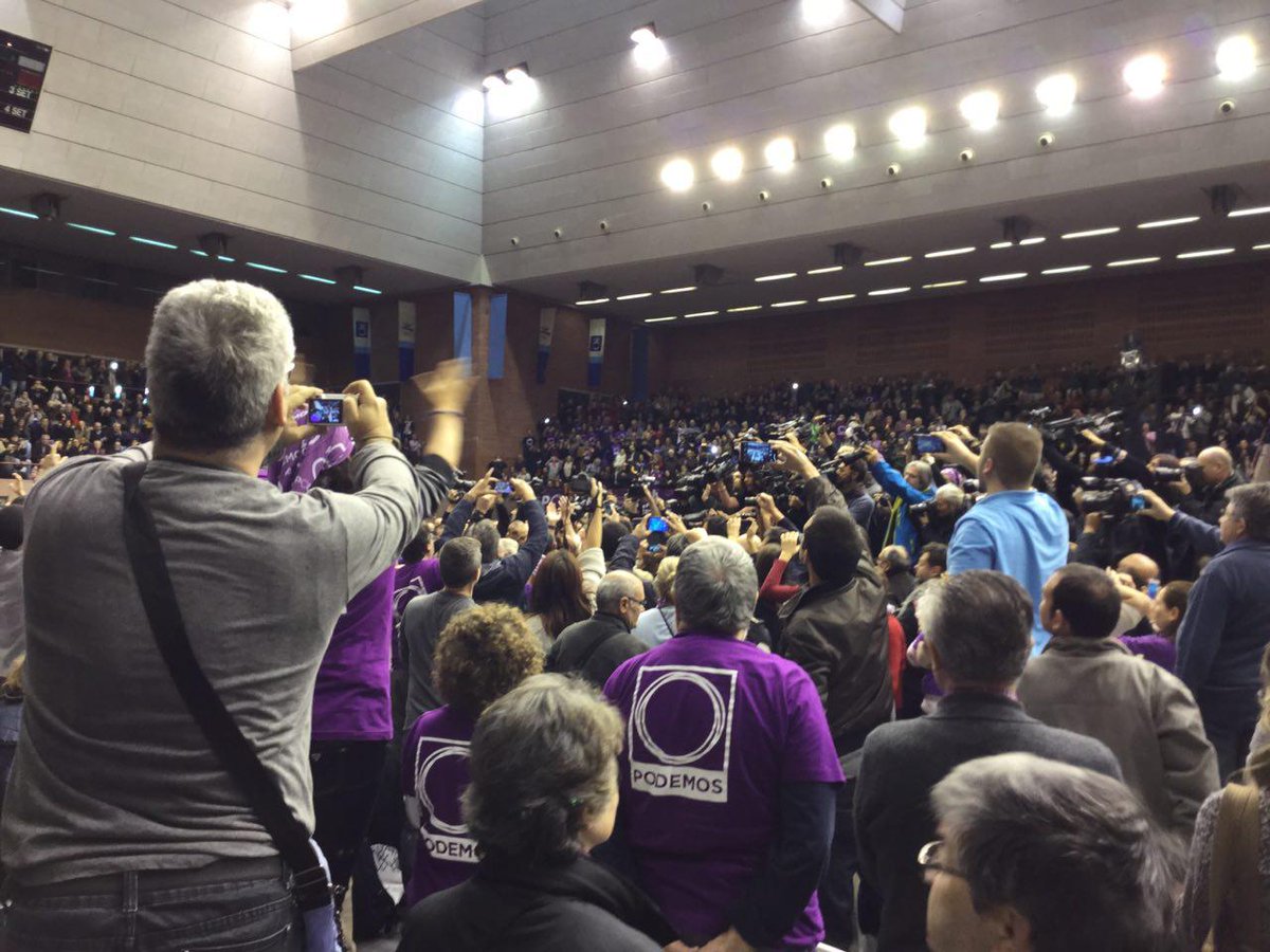 PODEMOS's tweet photo. Al grito de "Sí Se Puede" entra @Pablo_Iglesias_ en el pabellón de Vall D'Hebrón. #PabloIglesiasBCN http://t.co/IpSUeZUqb2