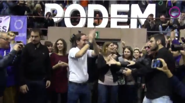 PODEMOS's tweet photo. Al grito de "Sí Se Puede" entra @Pablo_Iglesias_ en el pabellón de Vall D'Hebrón. #PabloIglesiasBCN http://t.co/IpSUeZUqb2