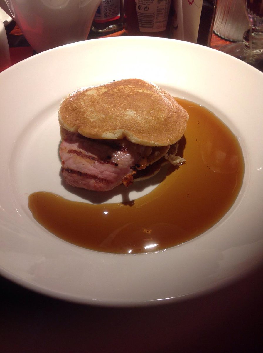 whatacatchsoph's tweet photo. Bacon pancakes - Are you proud of me @gerardway #weekendpancakereport #wpr http://t.co/ElguQ458zY