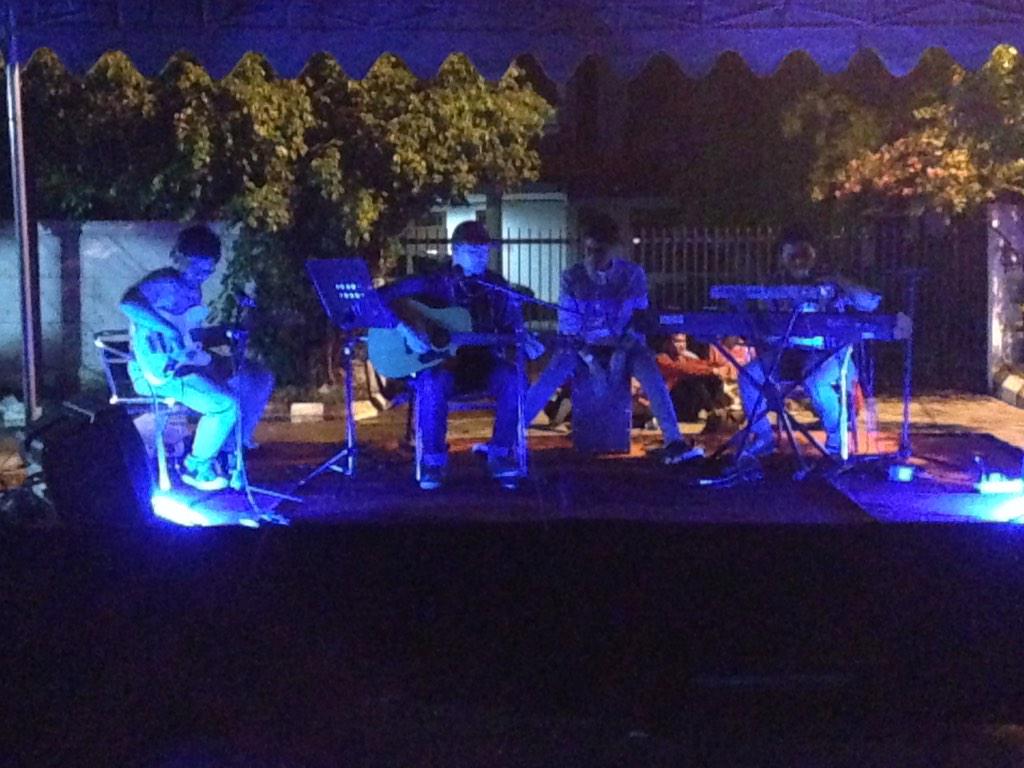 yang belum join kesini, yuuuuuk join. ini ada penampilan dari FROID dengan membawakan lagu dari coldplay :)