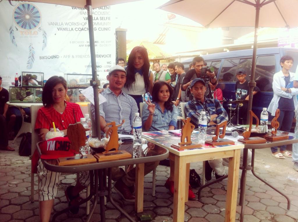 Ini sih foto tadi sore. Bareng juri-juri Vanilla 1st Anniv cc: <a href="/Vanillacrb21/">VANILLA CAFE & RESTO</a>