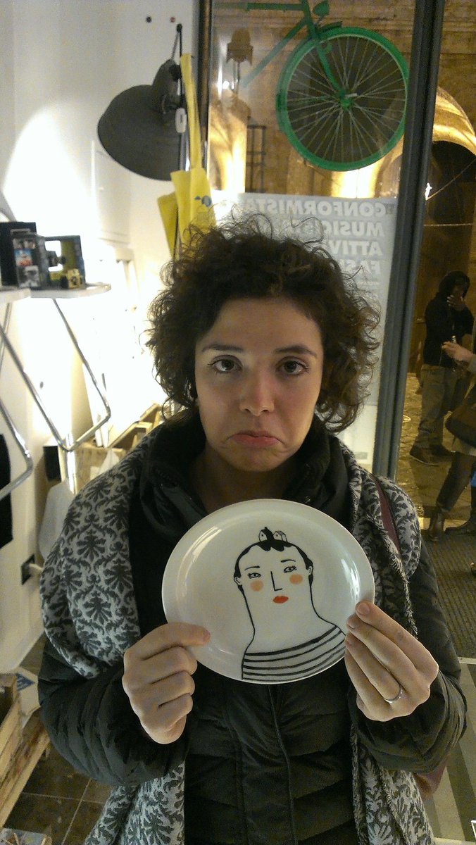 akaOnir's tweet photo. Maria reca in mano il piattino pitturato da @flaccidia appena acquistato #daTandem aka il ritratto della felicità: http://t.co/IfMrDqvbPE