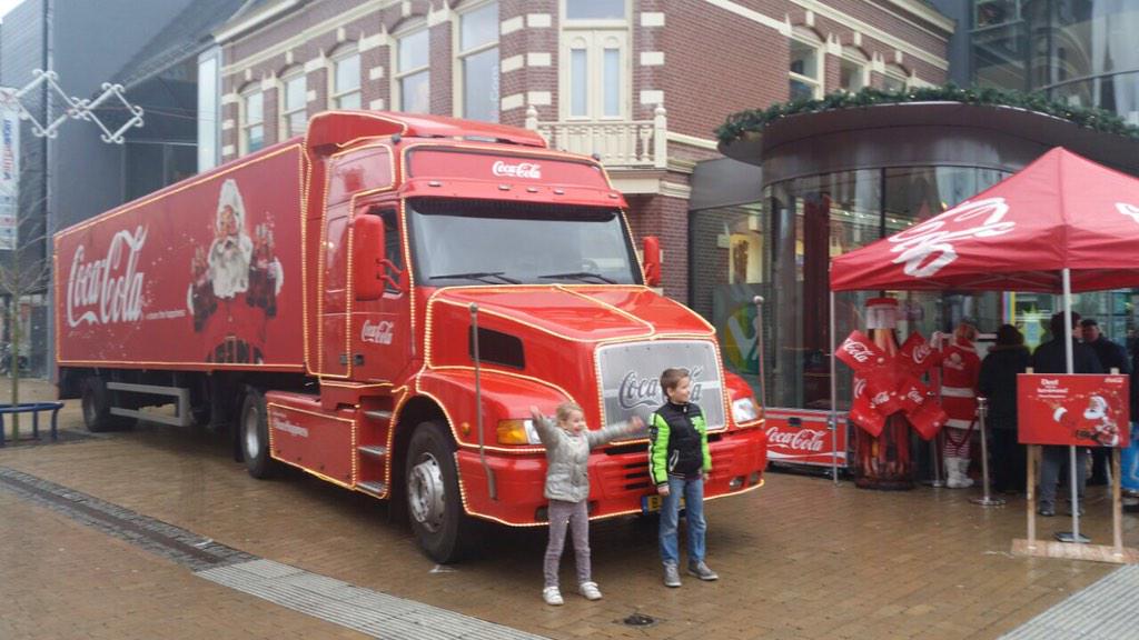 ditisassen's tweet photo. Koopzondag in @KerststadAssen ! Winkels en Kerstmarkt geopend -17.00u. Met de CocaColaKersttruck #holidaysarecoming http://t.co/HlOs4FkZtY