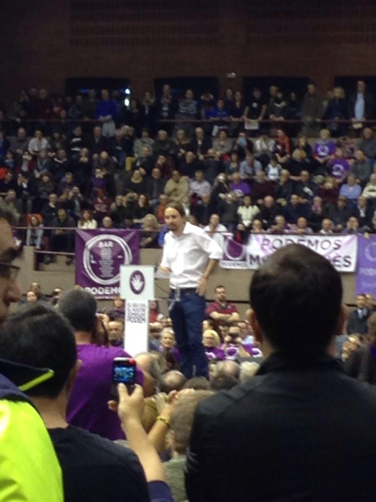 samantavillar's tweet photo. .@Pablo_Iglesias_ en catalán: "comença el canvi. Bon dia, Barcelona" Recuerda a Pepe Carvalho, Vazquez Montalbán http://t.co/wo6SFeqeHZ