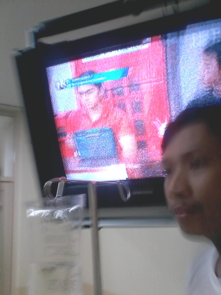 bara_aw's tweet photo. @netmediatama.ttp setia nonton tetngga masa gtu wlw di tngn pakai infus..#NETMILIUNER_2 doain w cepet sembuh y.aamiin http://t.co/63F1ji9yM3