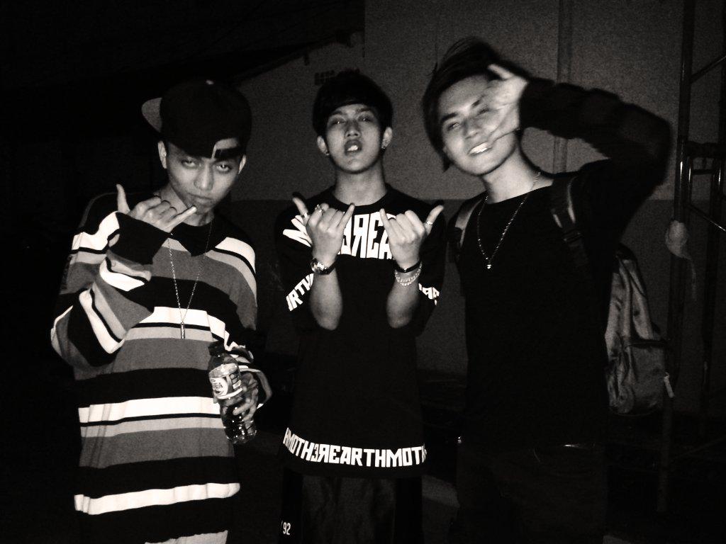 MEMORY_ID's tweet photo. [PHOTO] @3GB_BIG AFTER PERFORM @ Gath ARMY Bomb Eps II ^^,)d who's missing them? :3 http://t.co/pL03eKDyFp