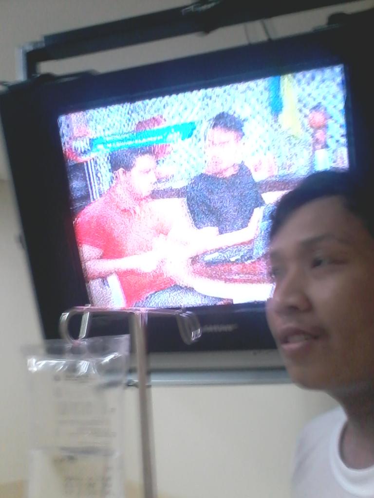 bara_aw's tweet photo. Doain w cpet smbh dan menangin hdiahy y aaminn @netmediatama #NETMILIUNER_2 wlau msih pake infus di rs ttp setia ntn http://t.co/7yEs0JdoJb
