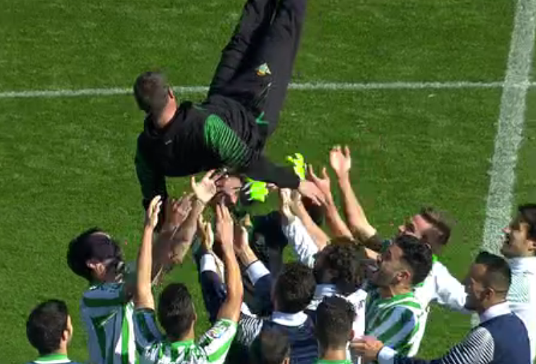 LaLigaenDirecto's tweet photo. Los jugadores del Betis mantean a Merino por su excelente trabajo realizado estos días http://t.co/X0j4MRJtiI