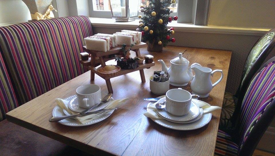 BestWesternGB's tweet photo. Here's a table @TheGeorgeHotel. On top of that table is another table...you eat off this table... #Lunchception http://t.co/4eC7Nfb4gp