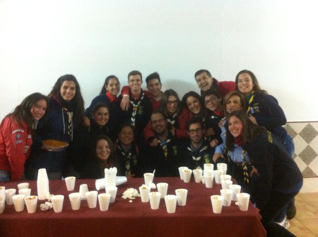 SanjorgeGS's tweet photo. La @UPNeilArmstrong y nuestros responsables recogieron el viernes la #LuzDeLaPazDeBelén gracias al @ScoutsdeLepe http://t.co/gC9NwP2rli
