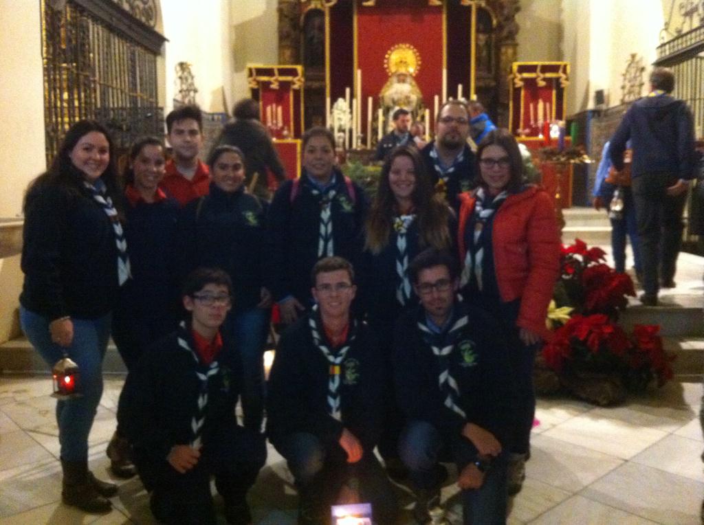 SanjorgeGS's tweet photo. La @UPNeilArmstrong y nuestros responsables recogieron el viernes la #LuzDeLaPazDeBelén gracias al @ScoutsdeLepe http://t.co/gC9NwP2rli