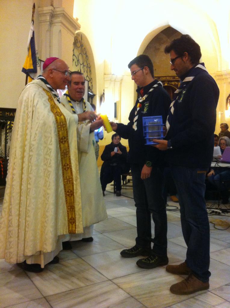 SanjorgeGS's tweet photo. La @UPNeilArmstrong y nuestros responsables recogieron el viernes la #LuzDeLaPazDeBelén gracias al @ScoutsdeLepe http://t.co/gC9NwP2rli