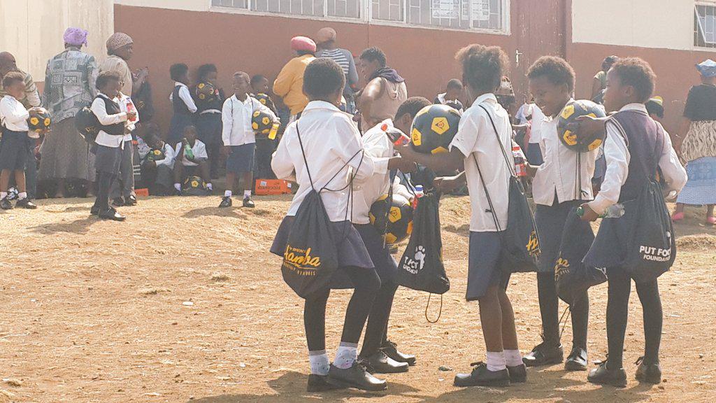 Hey <a href="/mikesharman/">Mike Sharman</a> hope you watching ch 189 right now.... Team #ShoesOnFeet rocking the #DunlopHamba