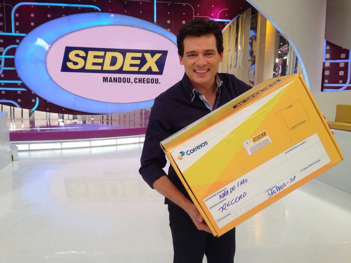 Domingo_Legal's tweet photo. Como o Natal é uma época que aproxima as pessoas, olha só o presente que mandamos por SEDEX para a @horadofaro http://t.co/oHPnRbzHbp