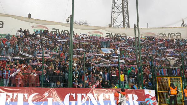 Trabzonsporuz's tweet photo. İşte Trabzonspor'un büyük taraftarları ! http://t.co/fLgyhFtcNT