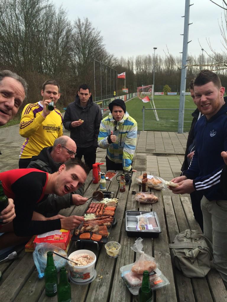 FullSpeed5's tweet photo. Full Speed 6 - Stolwijk 3 eindigt in 1-1! Mooie afsluiting van het jaar :) lekker hapje en drankje! http://t.co/h8gSjzfVBd