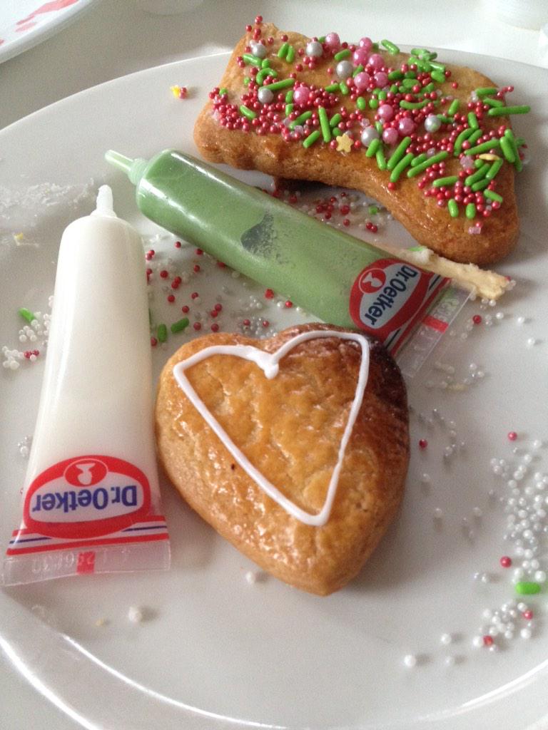 Koekjes bakken en versieren, dinsdag wordt het gedoneerd aan de voedselbank.